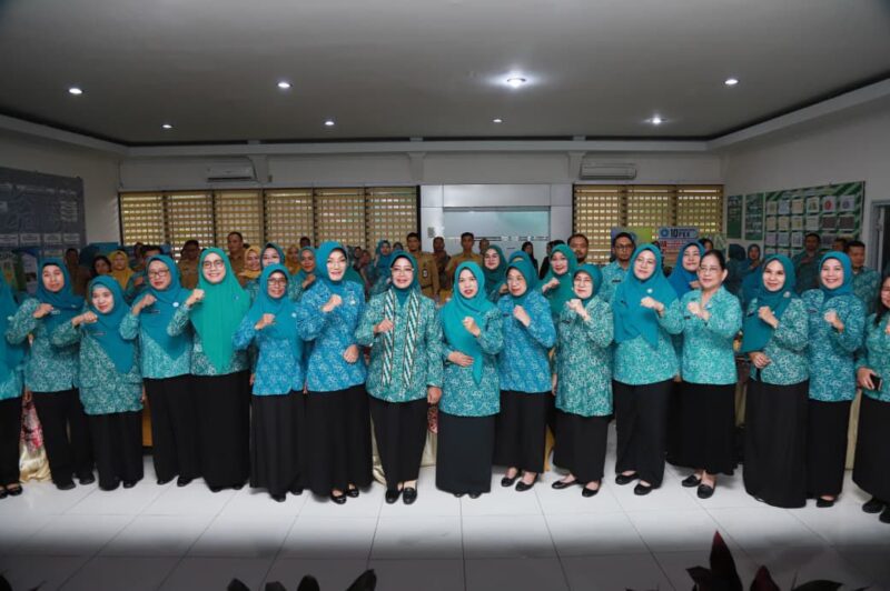 Ketua TP PKK Kota Pontianak Yanieta Arbiastutie Kamtono menerima kunjungan kerja Ketua TP PKK Provinsi Kalbar Erlina Ria Norsan dalam rangka monitoriing dan evaluasi percepatan sinkronisasi program kerja PKK.