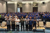 Wali Kota Pontianak Edi Rusdi Kamtono berfoto bersama relawan damkar peserta pelatihan.