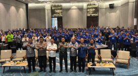Wali Kota Pontianak Edi Rusdi Kamtono berfoto bersama relawan damkar peserta pelatihan.