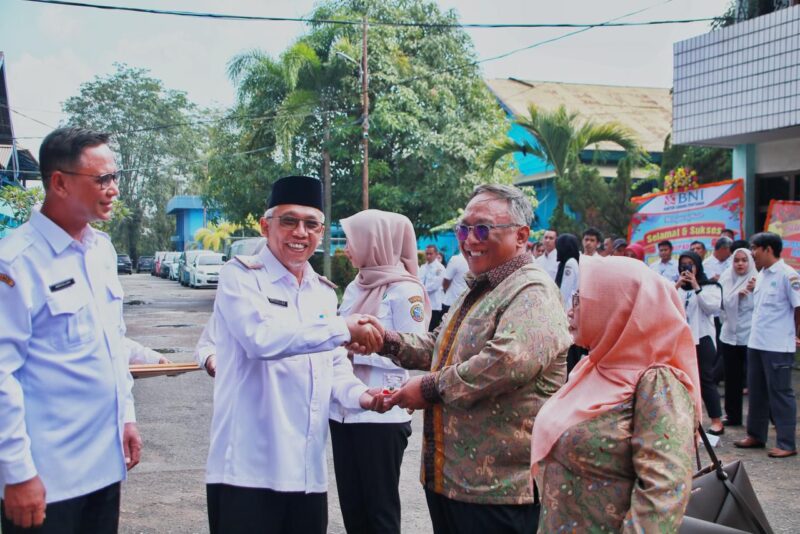 Ketua Dewan Pengawas Amirullah menyerahkan cenderamata kepada pegawai PDAM yang memasuki masa pensiun.