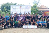 Para pemenang bersama ketua panitia berfoto bersama usai pertandingan 