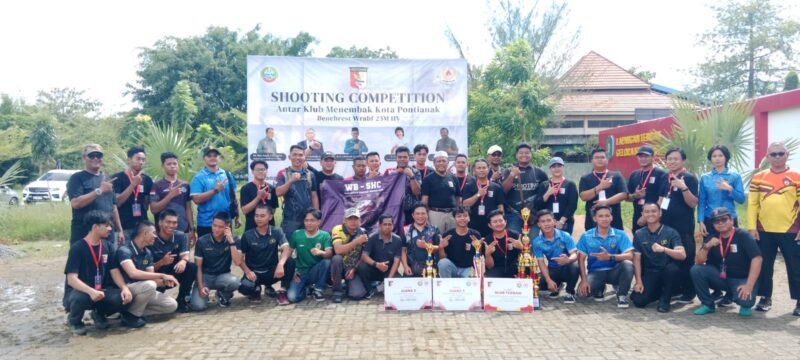 Para pemenang bersama ketua panitia berfoto bersama usai pertandingan 