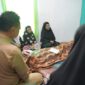 Wali Kota Pontianak Edi Rusdi Kamtono saat bertakziah ke rumah korban tenggelam, Bayanaka Patal Ramlan