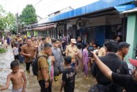 Gubernur Kalbar Ria Norsan dan Wali Kota Pontianak Edi Rusdi Kamtono meninjau lokasi terdampak banjir rob di Jalan Alpokat Indah Kelurahan Sungai Beliung Kecamatan Pontianak Barat