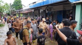 Gubernur Kalbar Ria Norsan dan Wali Kota Pontianak Edi Rusdi Kamtono meninjau lokasi terdampak banjir rob di Jalan Alpokat Indah Kelurahan Sungai Beliung Kecamatan Pontianak Barat