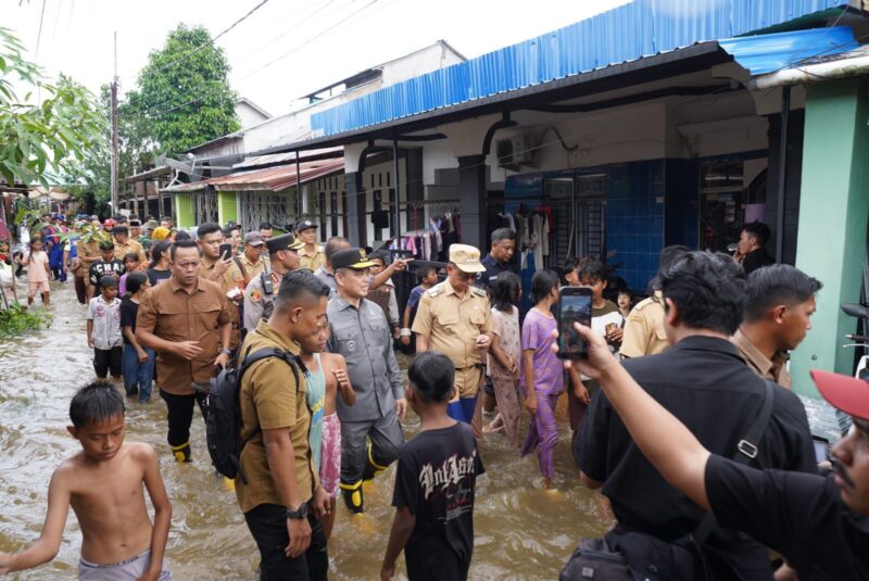 Gubernur Kalbar Ria Norsan dan Wali Kota Pontianak Edi Rusdi Kamtono meninjau lokasi terdampak banjir rob di Jalan Alpokat Indah Kelurahan Sungai Beliung Kecamatan Pontianak Barat