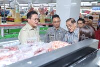 Menteri Perdagangan RI Budi Santoso, didampingi Wali Kota Pontianak Edi Rusdi Kamtono meninjau harga dan ketersediaan bahan pokok di Pasar Flamboyan dan Pasar Swalayan Mitra Anda