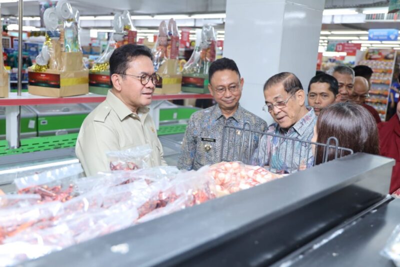 Menteri Perdagangan RI Budi Santoso, didampingi Wali Kota Pontianak Edi Rusdi Kamtono meninjau harga dan ketersediaan bahan pokok di Pasar Flamboyan dan Pasar Swalayan Mitra Anda