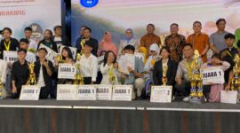 Panitia, juri dan seluruh peserta berfoto bersama dalam Festival Film Pelajar Khatulistiwa 