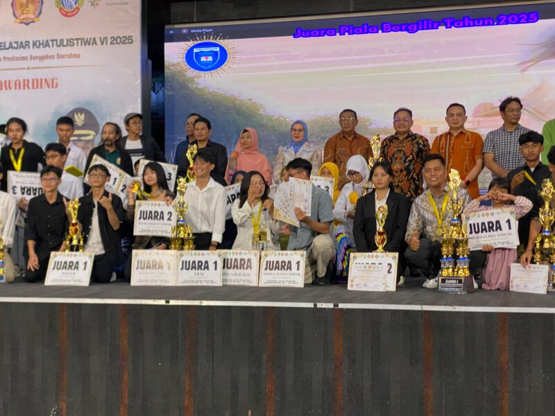 Panitia, juri dan seluruh peserta berfoto bersama dalam Festival Film Pelajar Khatulistiwa 