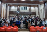 Para peserta dan panitia berfoto usai kegiatan yang dilaksanakan oleh MAFINDO Pontianak 
