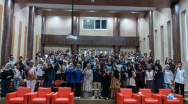 Para peserta dan panitia berfoto usai kegiatan yang dilaksanakan oleh MAFINDO Pontianak 