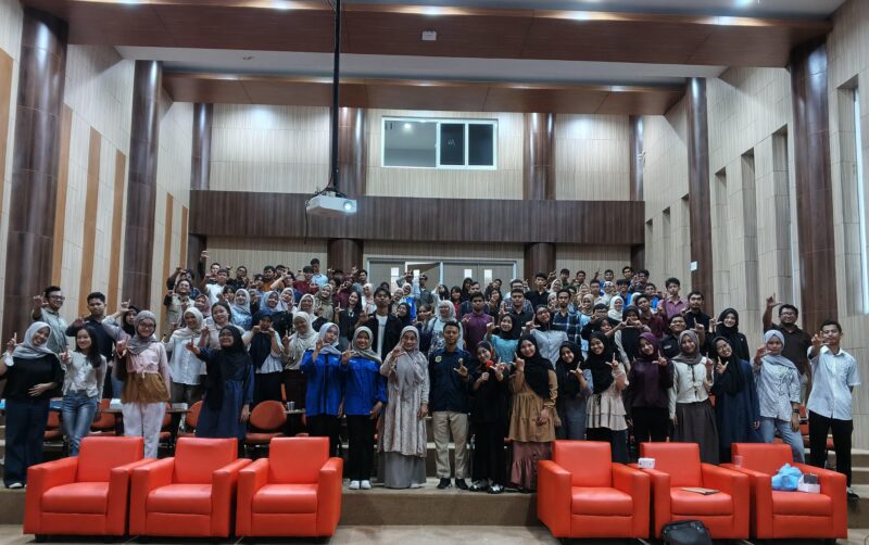 Para peserta dan panitia berfoto usai kegiatan yang dilaksanakan oleh MAFINDO Pontianak 