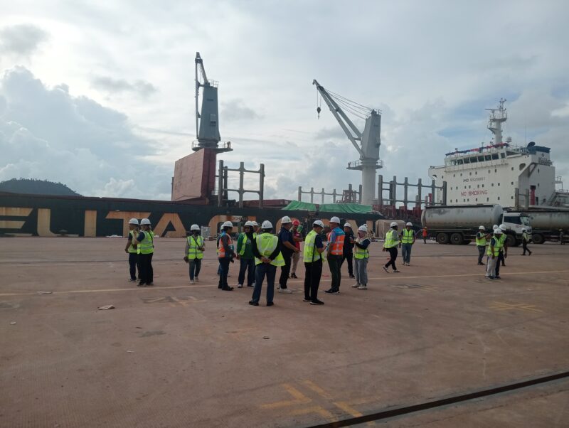 Suasana aktivitas di Pelabuhan Kijing di Kabupaten Mempawah
