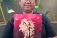 Maulana Rieactor Dewa. B memperlihatkan buku hasil karangannya