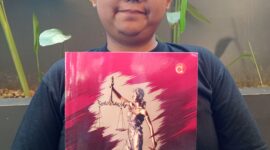 Maulana Rieactor Dewa. B memperlihatkan buku hasil karangannya