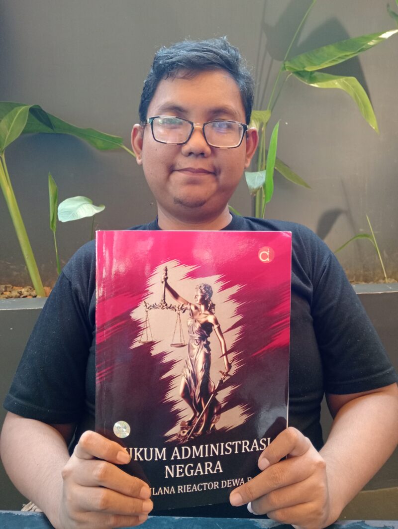 Maulana Rieactor Dewa. B memperlihatkan buku hasil karangannya