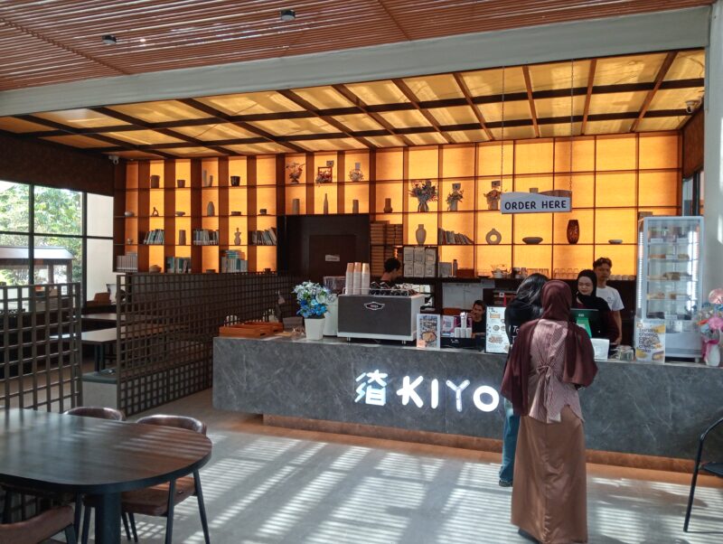 Suasana kerja di Kiyosu cafe yang mempekerjakan pegawai disabilitas 