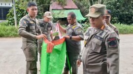 Satpol PP Kota Pontianak bersama anggota Kodim 1207/Pontianak mengamankan sejumlah layangan saat penertiban di wilayah Pontianak Timur.
