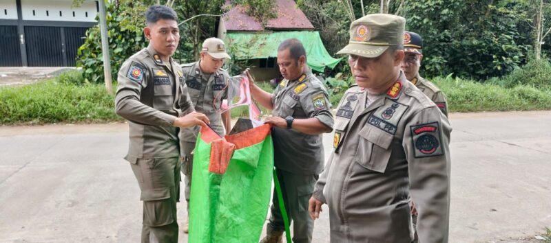 Satpol PP Kota Pontianak bersama anggota Kodim 1207/Pontianak mengamankan sejumlah layangan saat penertiban di wilayah Pontianak Timur.