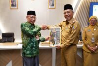 Sekretaris Daerah (Sekda) Kota Pontianak Amirullah menerima cenderamata dari Pj Sekda Kabulaten Balangan Sufrianor.

