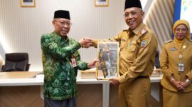 Sekretaris Daerah (Sekda) Kota Pontianak Amirullah menerima cenderamata dari Pj Sekda Kabulaten Balangan Sufrianor.

