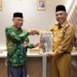 Sekretaris Daerah (Sekda) Kota Pontianak Amirullah menerima cenderamata dari Pj Sekda Kabulaten Balangan Sufrianor.

