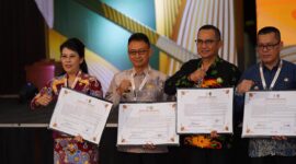 Wali Kota Pontianak Edi Rusdi Kamtono bersama kepala daerah lainnya menandatangani komitmen bersama kepala daerah dan Kepala BKN dalam pembangunan manajemen talenta ASN.