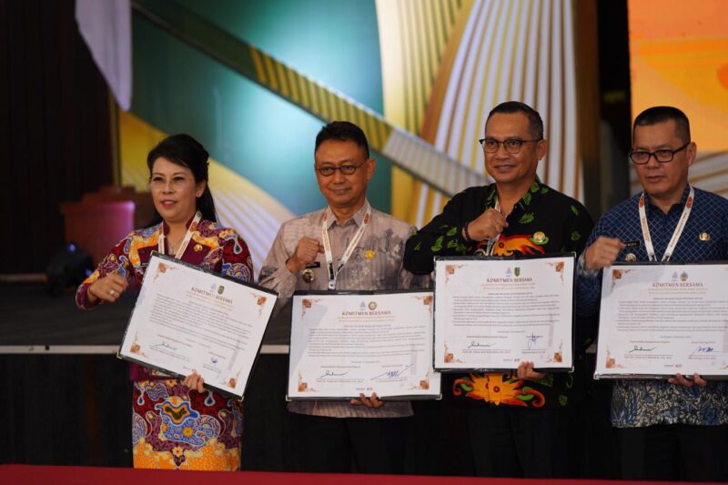 Wali Kota Pontianak Edi Rusdi Kamtono bersama kepala daerah lainnya menandatangani komitmen bersama kepala daerah dan Kepala BKN dalam pembangunan manajemen talenta ASN.