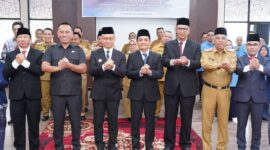 Wali Kota Pontianak Edi Rusdi Kamtono memberikan ucapan selamat kepada direksi PDAM yang baru dilantik