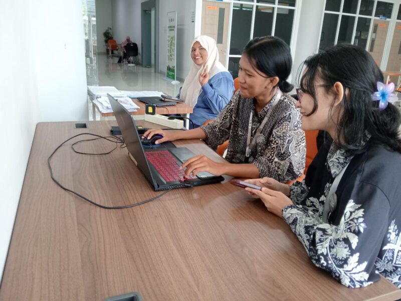aktivitas mahasiswa di ruang UPA Perpustakaan Untan
