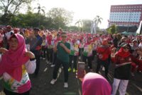 Wali Kota Pontianak Edi Rusdi Kamtono berbaur bersama peserta senam massal yang digelar KORMI Kota Pontianak di Halaman Museum Kalbar