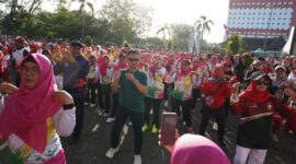 Wali Kota Pontianak Edi Rusdi Kamtono berbaur bersama peserta senam massal yang digelar KORMI Kota Pontianak di Halaman Museum Kalbar