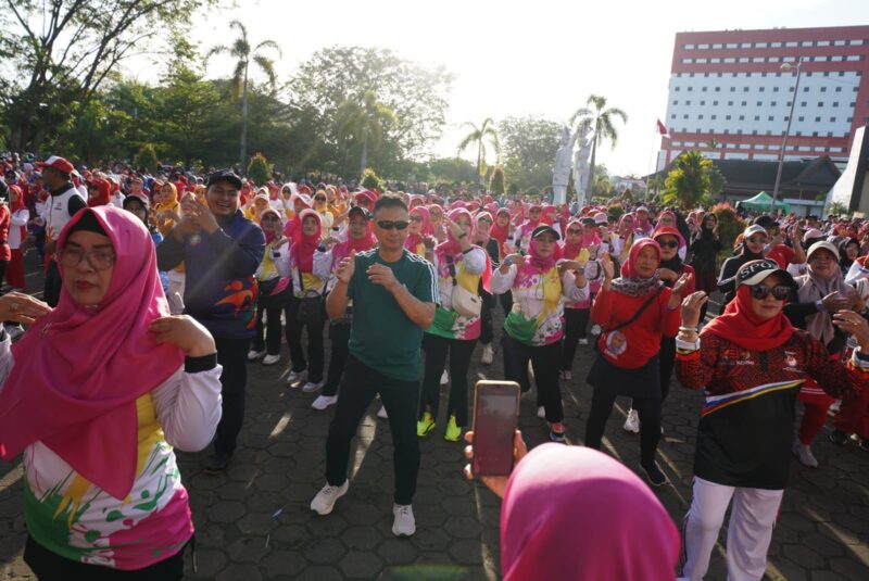 Wali Kota Pontianak Edi Rusdi Kamtono berbaur bersama peserta senam massal yang digelar KORMI Kota Pontianak di Halaman Museum Kalbar