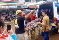 Wali Kota Pontianak Edi Rusdi Kamtono memantau proses evakuasi warga terdampak banjir rob di Jalan Kom Yos Sudarso