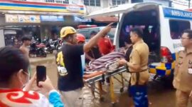 Wali Kota Pontianak Edi Rusdi Kamtono memantau proses evakuasi warga terdampak banjir rob di Jalan Kom Yos Sudarso