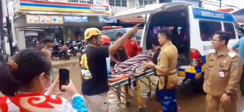 Wali Kota Pontianak Edi Rusdi Kamtono memantau proses evakuasi warga terdampak banjir rob di Jalan Kom Yos Sudarso