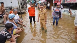 Wali Kota Pontianak Edi Rusdi Kamtono meninjau langsung lokasi terdampak bajir rob di Jalan Alpokat Indah Kelurahan Sungai Beliung Kecamatan Pontianak Barat.