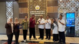 Rombongan UNSIKA disambut oleh Wakil Rektor Bidang Perencanaan, Kerja Sama, dan Sistem Informasi Prof. Dr. rer.nat. Ir. R. M. Rustamaji, M.T., IPU, Wakil Rektor Bidang Kemahasiswaan dan Alumni Dr. Achmadi, M.Si., Kepala Biro Keuangan dan Umum Fahrizal, S.E., M.M., serta Kepala Biro Perencanaan, Kerja Sama, dan Humas Endah Priyanti, S.Hut., M.M.
