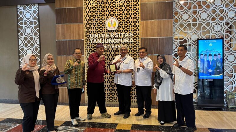 Rombongan UNSIKA disambut oleh Wakil Rektor Bidang Perencanaan, Kerja Sama, dan Sistem Informasi Prof. Dr. rer.nat. Ir. R. M. Rustamaji, M.T., IPU, Wakil Rektor Bidang Kemahasiswaan dan Alumni Dr. Achmadi, M.Si., Kepala Biro Keuangan dan Umum Fahrizal, S.E., M.M., serta Kepala Biro Perencanaan, Kerja Sama, dan Humas Endah Priyanti, S.Hut., M.M.
