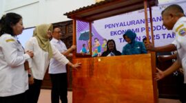 Wali Kota Pontianak Edi Rusdi Kamtono menyerahkan secara simbolis bantuan gerobak lewat program Usaha Ekonomi Produktif (UEP) 2025.