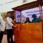 Wali Kota Pontianak Edi Rusdi Kamtono menyerahkan secara simbolis bantuan gerobak lewat program Usaha Ekonomi Produktif (UEP) 2025.