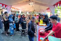 Warga mengantre untuk mendapatkan paket sembako murah di Operasi Pasar Kecamatan Pontianak Kota.