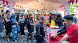 Warga mengantre untuk mendapatkan paket sembako murah di Operasi Pasar Kecamatan Pontianak Kota.