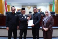 Wali Kota Pontianak Edi Rusdi Kamtono menyampaikan jawaban atas pandangan umum Fraksi-fraksi DPRD Kota Pontianak terhadap sejumlah Ranperda.