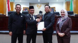 Wali Kota Pontianak Edi Rusdi Kamtono menyampaikan jawaban atas pandangan umum Fraksi-fraksi DPRD Kota Pontianak terhadap sejumlah Ranperda.