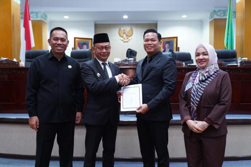 Wali Kota Pontianak Edi Rusdi Kamtono menyampaikan jawaban atas pandangan umum Fraksi-fraksi DPRD Kota Pontianak terhadap sejumlah Ranperda.