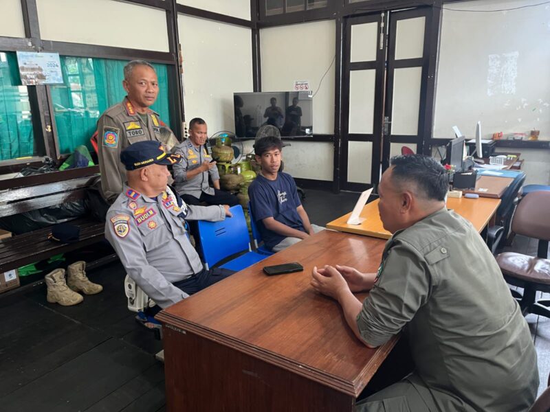 Oknum jukir saat diproses di Kantor Satpol PP Kota Pontianak.