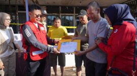 Wali Kota Pontianak Edi Rusdi Kamtono menyerahkan bantuan bagi korban kebakaran di Gang Kali Landak Jalan Selat Panjang Kecamatan Pontianak Utara