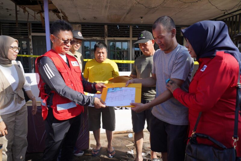 Wali Kota Pontianak Edi Rusdi Kamtono menyerahkan bantuan bagi korban kebakaran di Gang Kali Landak Jalan Selat Panjang Kecamatan Pontianak Utara